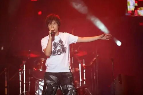 中青報(bào) 面對(duì)假唱風(fēng)波，真相不該遙遠(yuǎn)——網(wǎng)絡(luò)文化經(jīng)營(yíng)的誠(chéng)信基石與監(jiān)管未來